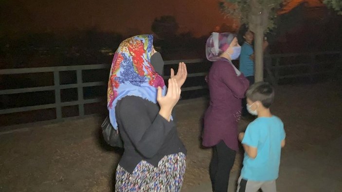 Hatay'da yangın nedeniyle evlerini terk edenler duaya durdu