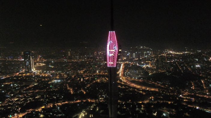 Çamlıca Kulesi'nde Türk bayrağı ile ışık gösterisi