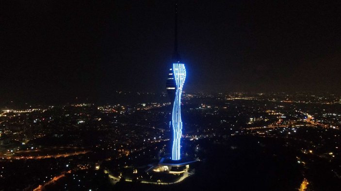 Çamlıca Kulesi'nde Türk bayrağı ile ışık gösterisi