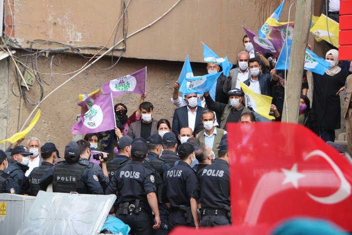 HDP'li milletvekili, kadınların teröre tepki eylemini engellemek istedi -1
