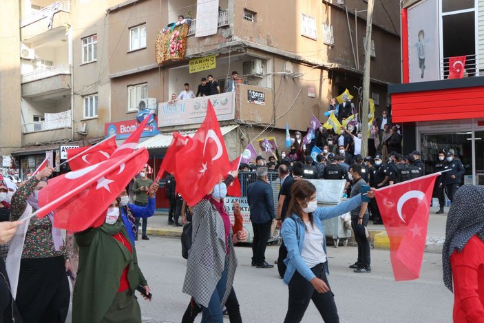 HDP'li milletvekili, kadınların teröre tepki eylemini engellemek istedi -4