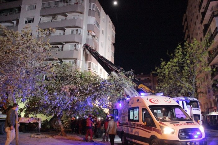 İzmir'de yan yatan binada arama kurtarma çalışmaları