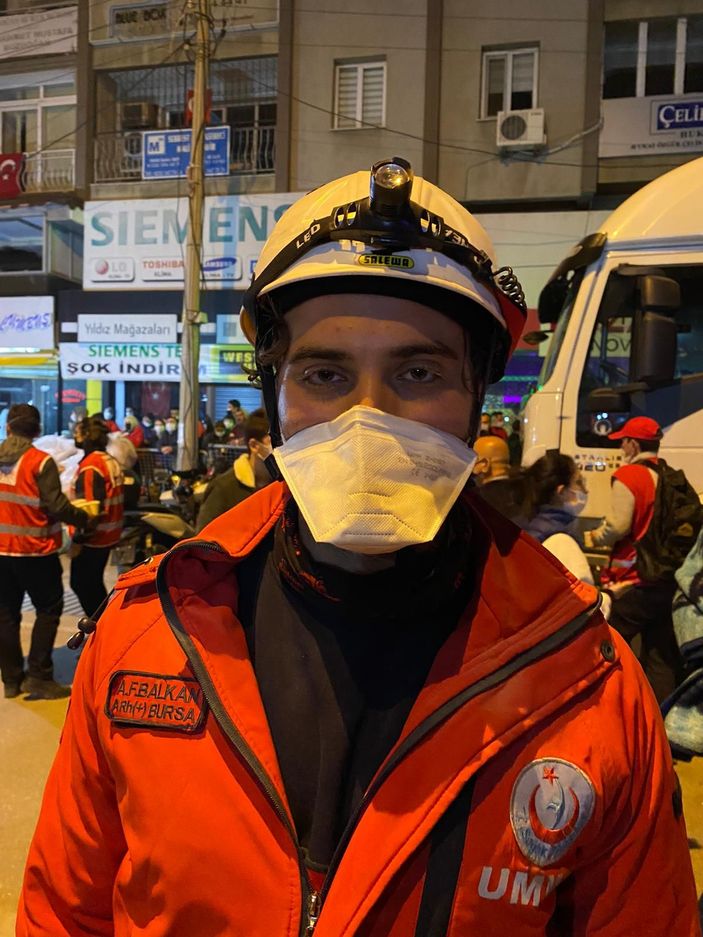 Yaşlı adamı enkazdan kurtaran ekip: Mutluluktan kendimizi kaybettik -1