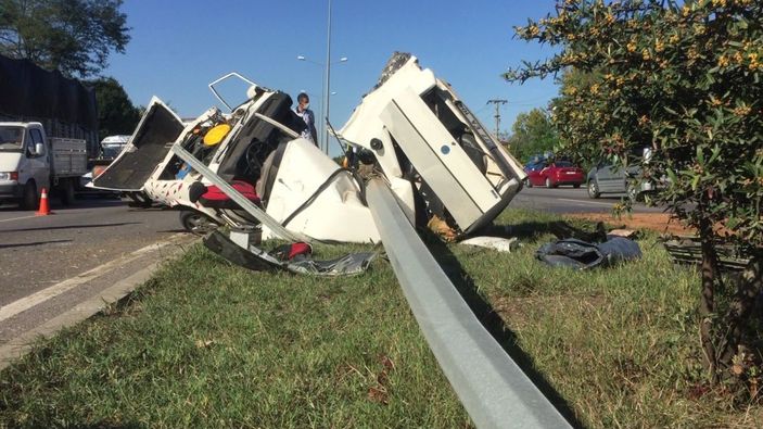 d Samsun'da ikiye bölünen araçtan sağ çıktı