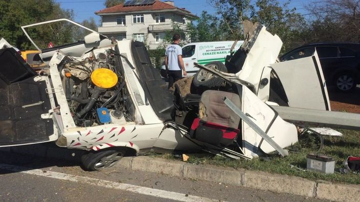 d Samsun'da ikiye bölünen araçtan sağ çıktı