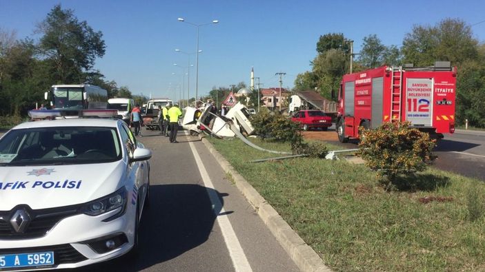 Samsun'da ikiye bölünen araçtan sağ çıktı