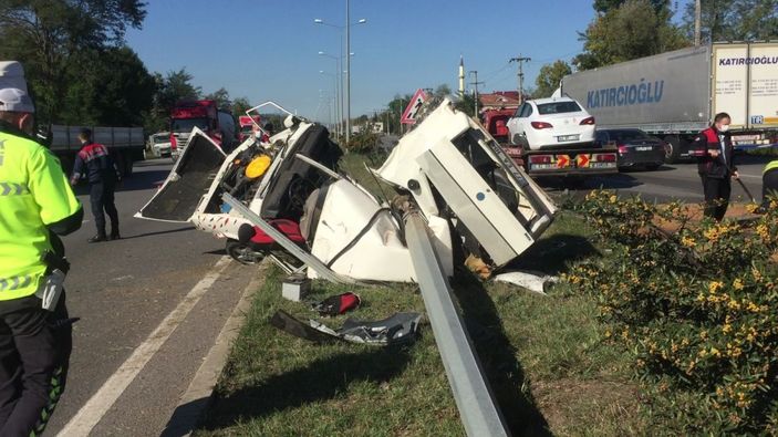 Samsun'da ikiye bölünen araçtan sağ çıktı