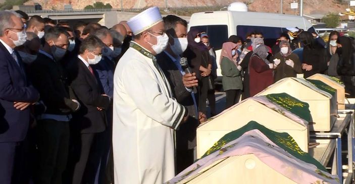 İzmir'deki depremde hayatını kaybedenler son yolculuklarına uğurlanıyor -1