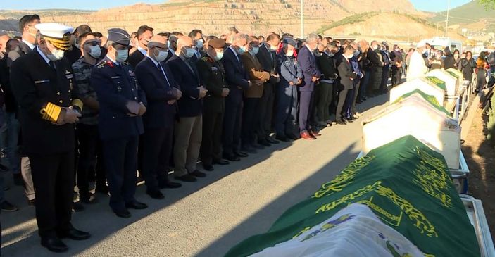 İzmir'deki depremde hayatını kaybedenler son yolculuklarına uğurlanıyor -3