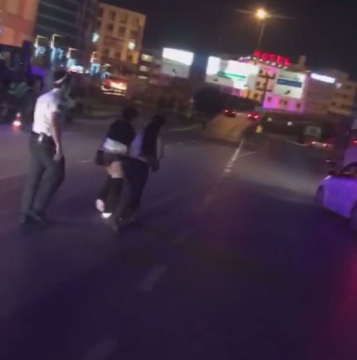 Güngören'de hırsızlık şüphelisi kadınlar caddede soyunarak trafiği birbirine kattı -4
