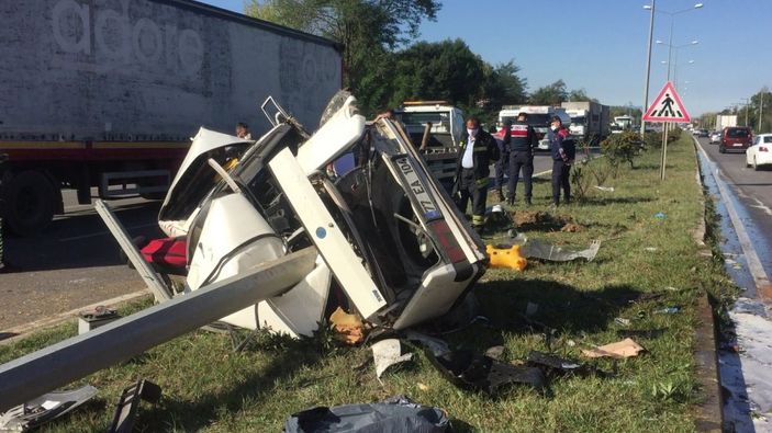 Samsun'da ikiye bölünen araçtan sağ çıktı