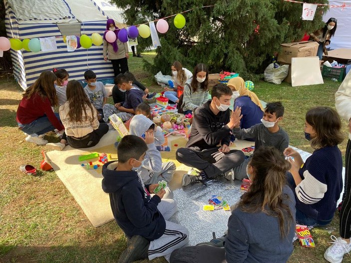 Depremzede çocuklar için çadırlar arasına oyun alanı hazırlandı -3