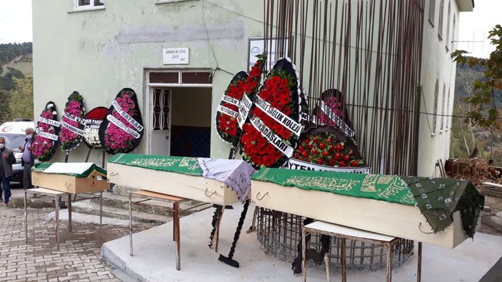 İzmir depreminde hayatını kaybeden hala ve yeğenleri Çanakkale’de son yolculuklarına uğurlandı -3