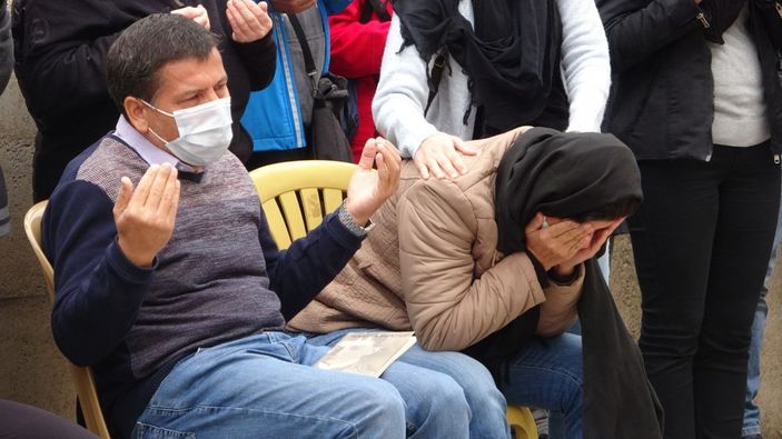 İzmir depreminde hayatını kaybeden hala ve yeğenleri Çanakkale’de son yolculuklarına uğurlandı -7