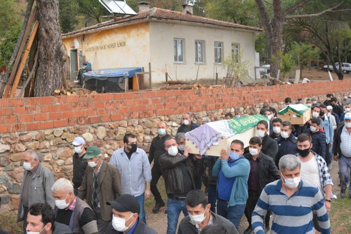 İzmir depreminde hayatını kaybeden hala ve yeğenleri Çanakkale’de son yolculuklarına uğurlandı -5