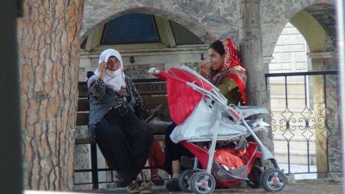 Antalya'da dilenci kadın okul önünde bira içti