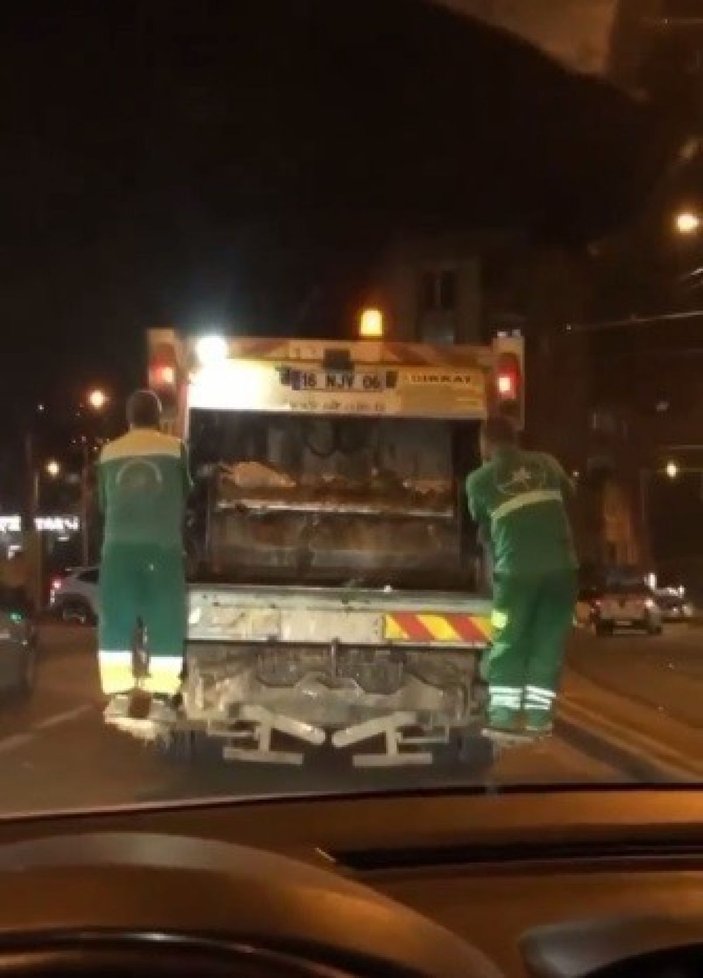 Bursa’da çöp kamyonundaki temizlik işçilerinin dansı kamerada -2