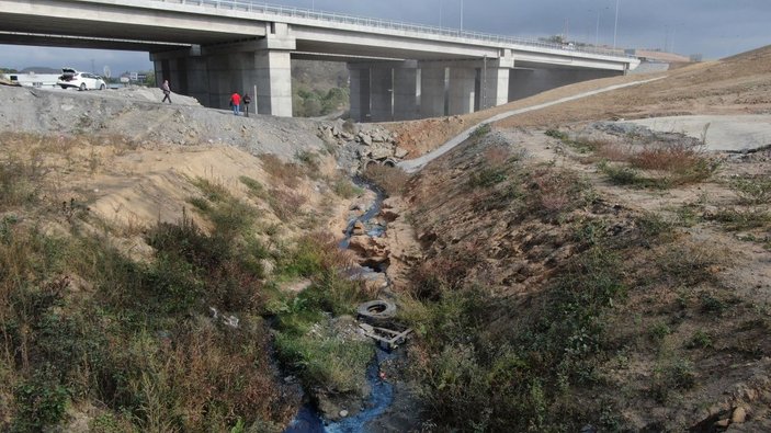 Sultangazi'deki dere mavi ve siyah akıyor; Alibeyköy Barajı'na ulaşıyor iddiası -9