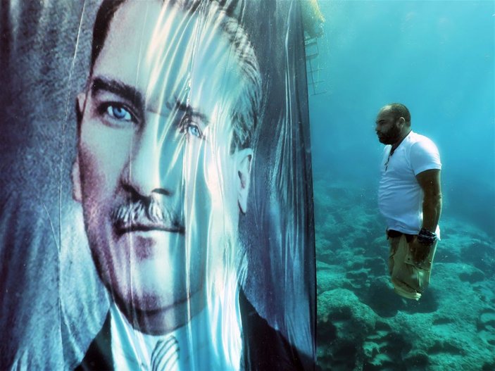 Depremde bacaklarını kaybeden Ufuk, suyun 10 metre altında Atatürk'e saygı duruşunda bulundu -1