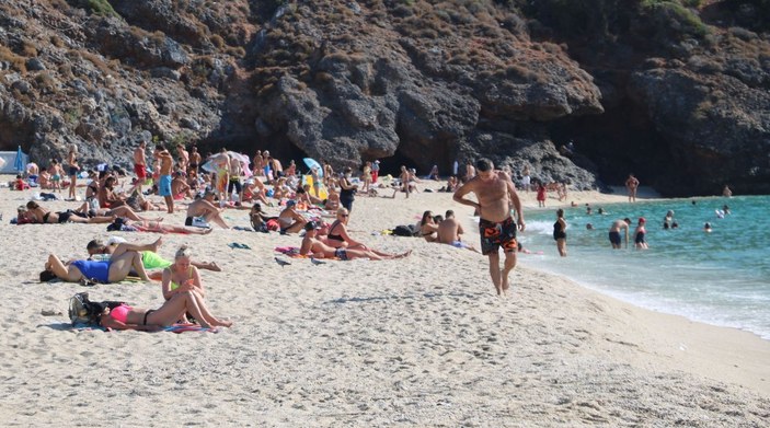 Alanya'da plajlar turistlere kaldı -6