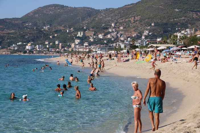 Alanya'da plajlar turistlere kaldı -1