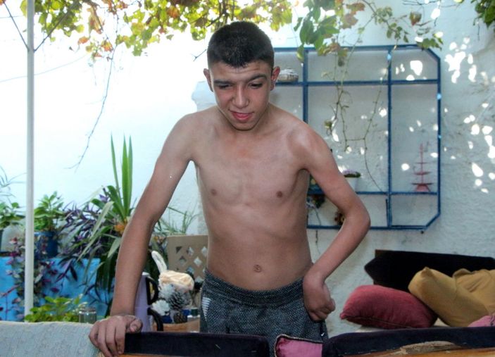 d Yanan evde mahsur kalan engelli genci komşusu kurtardı -1