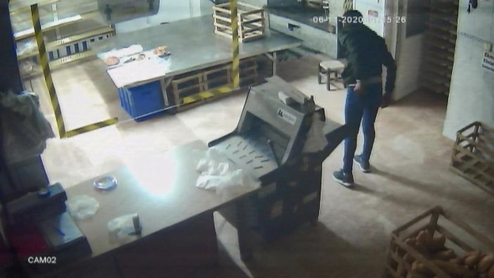 Esenyurt'ta ekmek fırınındaki hırsız kamerada -1