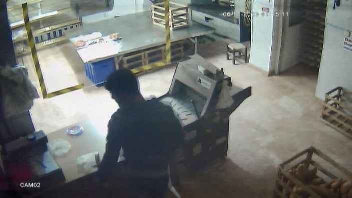 Esenyurt'ta ekmek fırınındaki hırsız kamerada -3