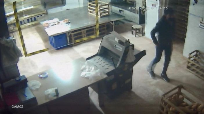 Esenyurt'ta ekmek fırınındaki hırsız kamerada -4