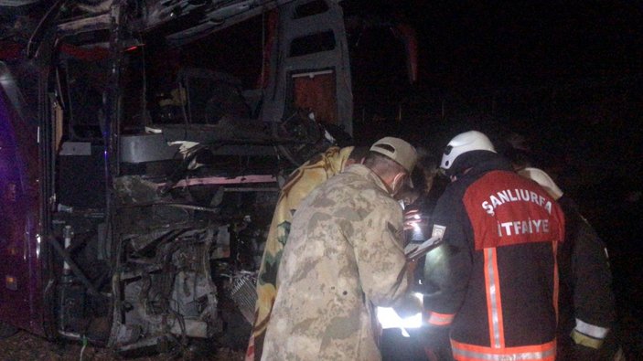 Şanlıurfa'da yolcu otobüsü devrildi: 32 yaralı