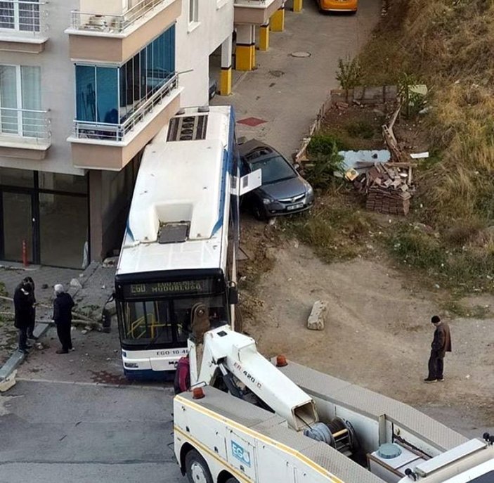Ankara'da freni boşalan belediye otobüsünün apartmana çarpması kamerada -1