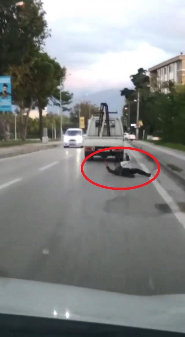 Kasasına tutunduğu kamyonetten düştü, hızla gelen aracın altında kalmaktan son anda kurtuldu -1
