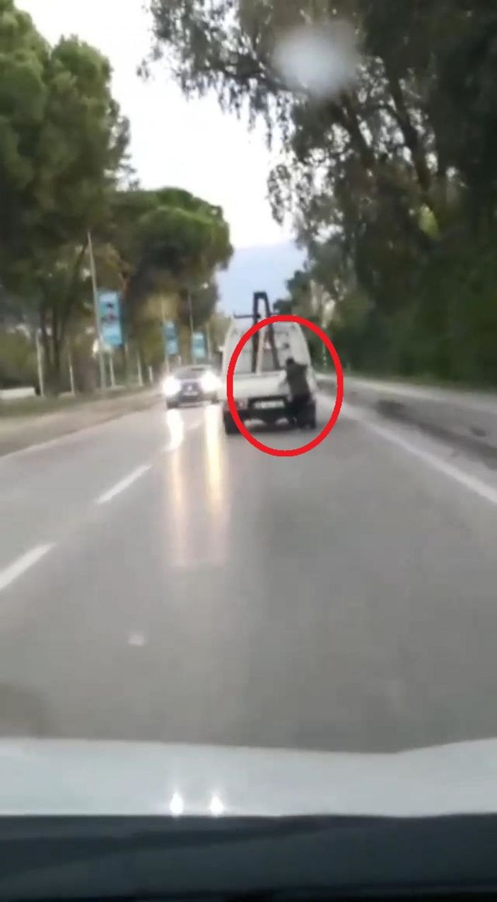 Kasasına tutunduğu kamyonetten düştü, hızla gelen aracın altında kalmaktan son anda kurtuldu -3