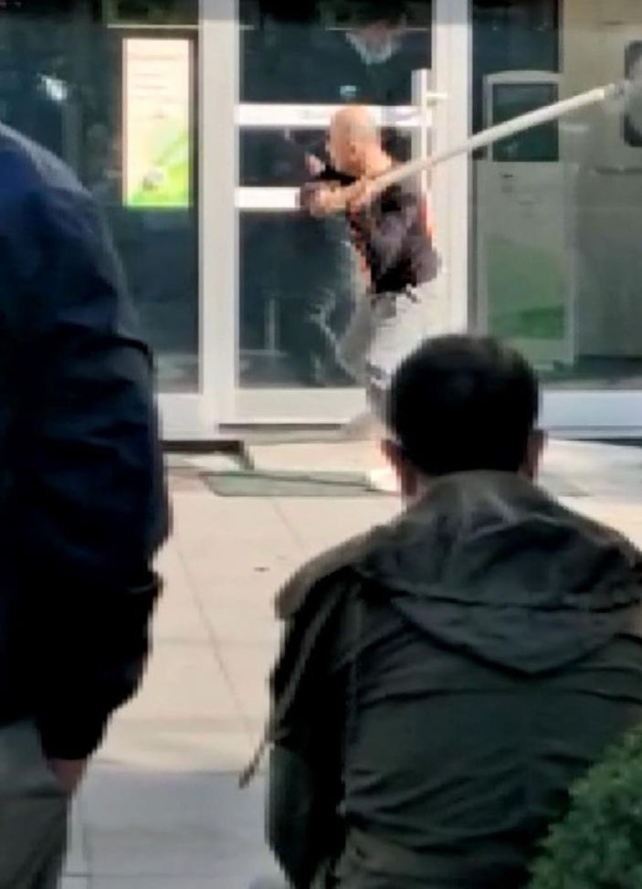 d Zeytinburnu'nda banka şubesine sopalı saldırı kamerada -1