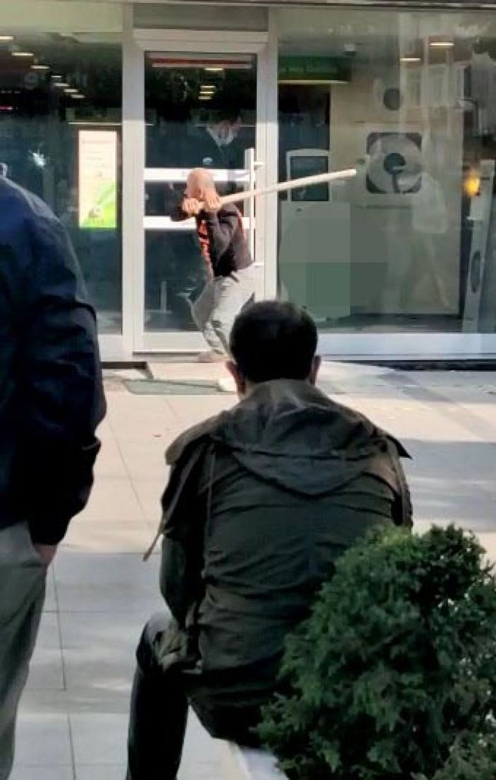 d Zeytinburnu'nda banka şubesine sopalı saldırı kamerada -6