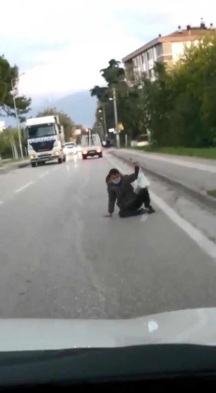 Kasasına tutunduğu kamyonetten düştü, hızla gelen aracın altında kalmaktan son anda kurtuldu -5