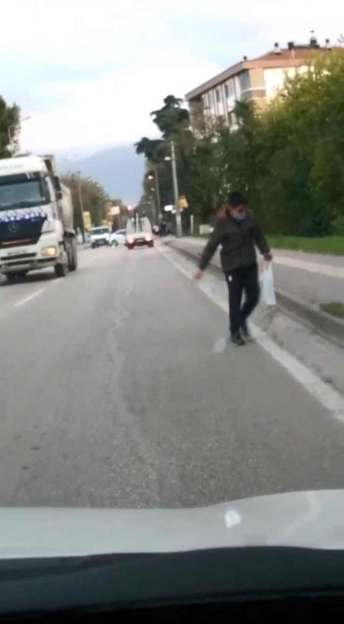 Kasasına tutunduğu kamyonetten düştü, hızla gelen aracın altında kalmaktan son anda kurtuldu -6