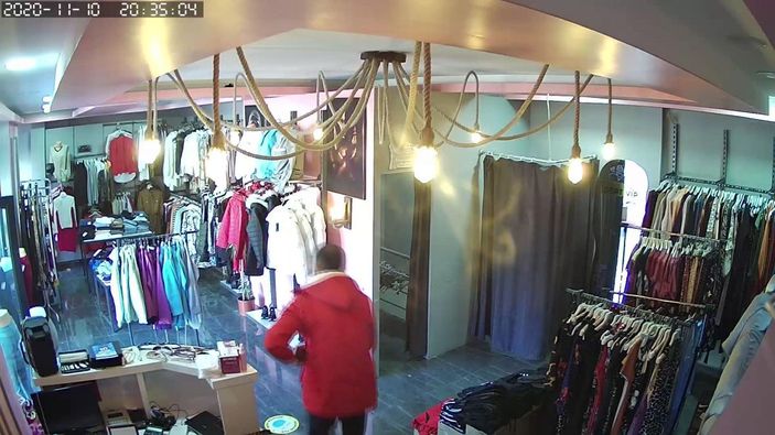 d Müşteri gibi geldi, tezgahın üzerindeki telefonu alıp kaçtı -2