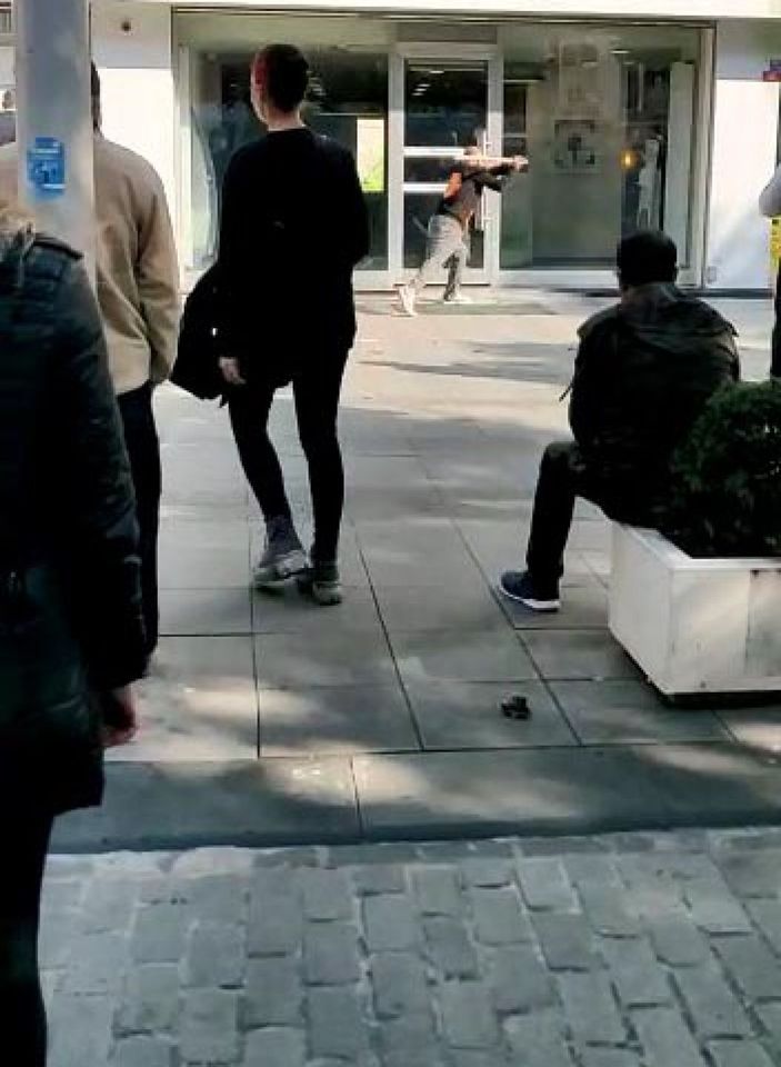 d Zeytinburnu'nda banka şubesine sopalı saldırı kamerada -4