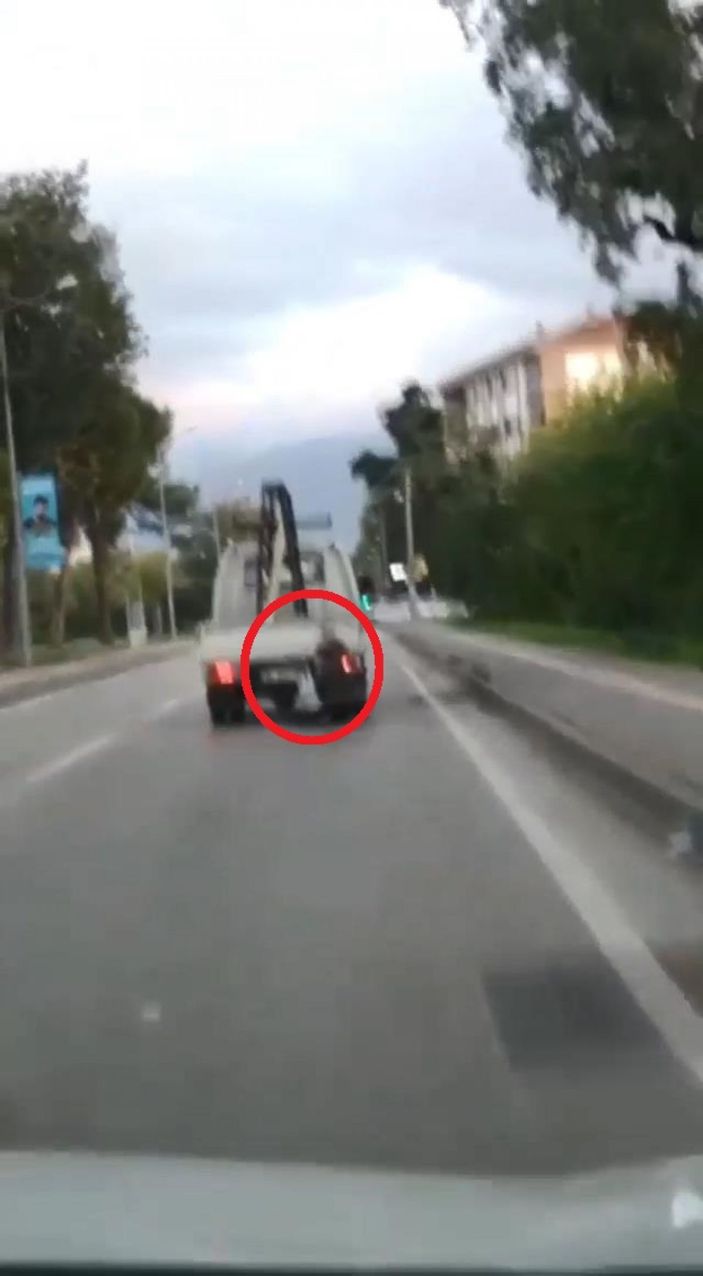 Kasasına tutunduğu kamyonetten düştü, hızla gelen aracın altında kalmaktan son anda kurtuldu -2