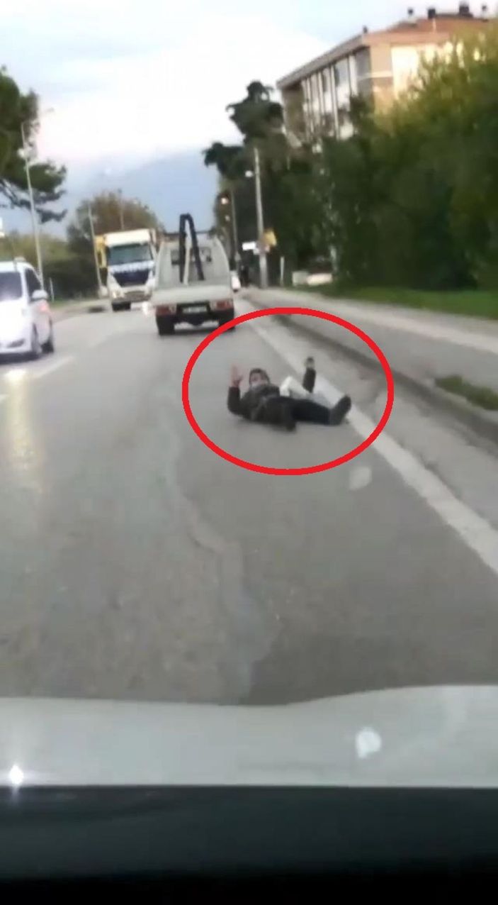 Kasasına tutunduğu kamyonetten düştü, hızla gelen aracın altında kalmaktan son anda kurtuldu -4