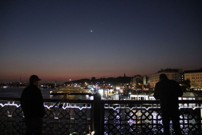 Gökyüzünde ay ile yıldız yan yana geldi -4