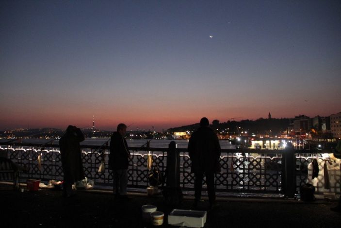 Gökyüzünde ay ile yıldız yan yana geldi -8