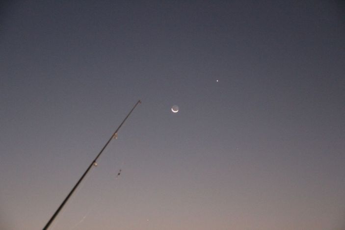 Gökyüzünde ay ile yıldız yan yana geldi -1