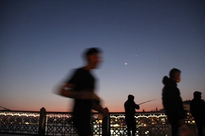 Gökyüzünde ay ile yıldız yan yana geldi -7