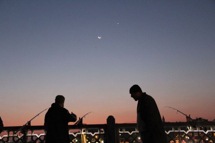 Gökyüzünde ay ile yıldız yan yana geldi -9