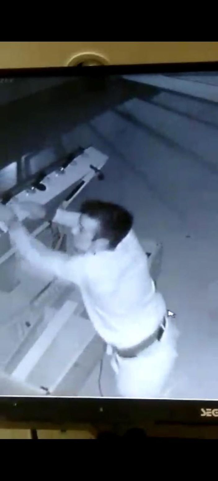 Oyun makinesinin kilidini kırıp bozuk paraları çaldı; o anlar kamerada -2