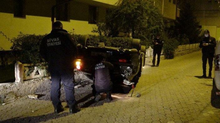Sivas'ta sürücüsü kontrolünü kaybeden otomobil ters döndü