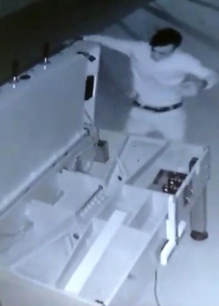 Oyun makinesinin kilidini kırıp bozuk paraları çaldı; o anlar kamerada -3