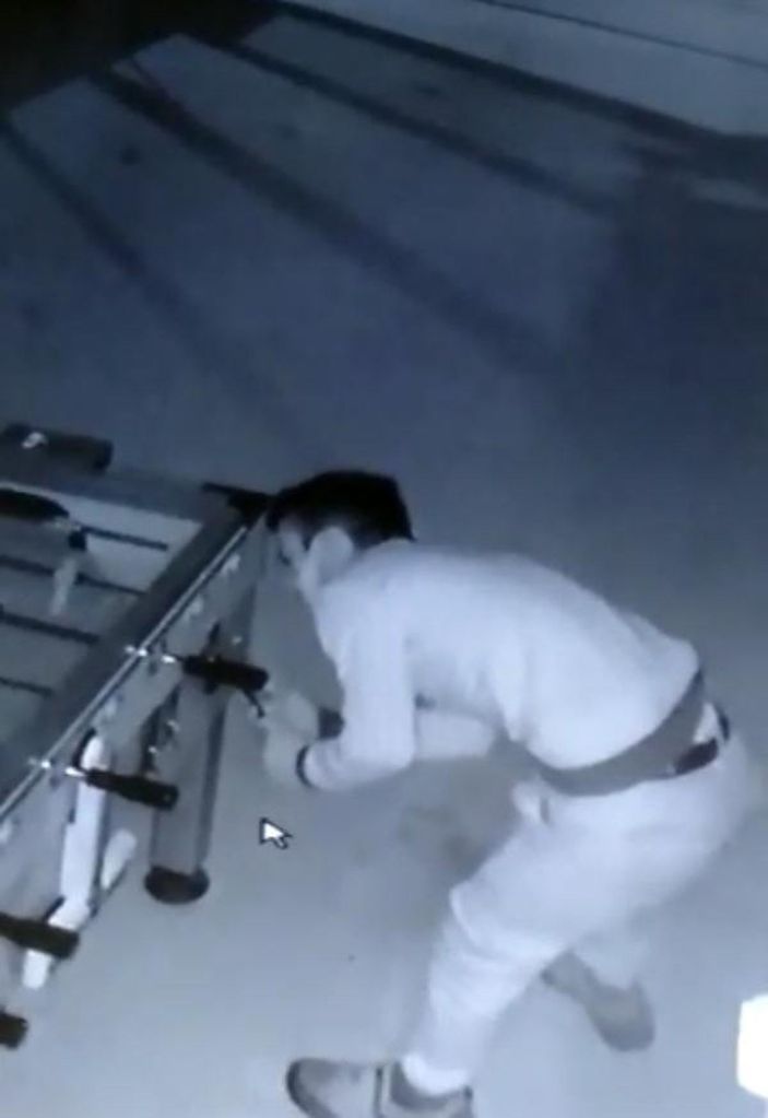 Oyun makinesinin kilidini kırıp bozuk paraları çaldı; o anlar kamerada -1